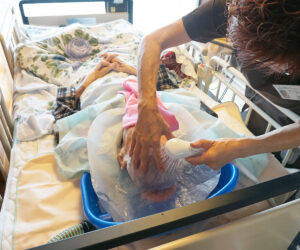 ベッド上でシャンプー